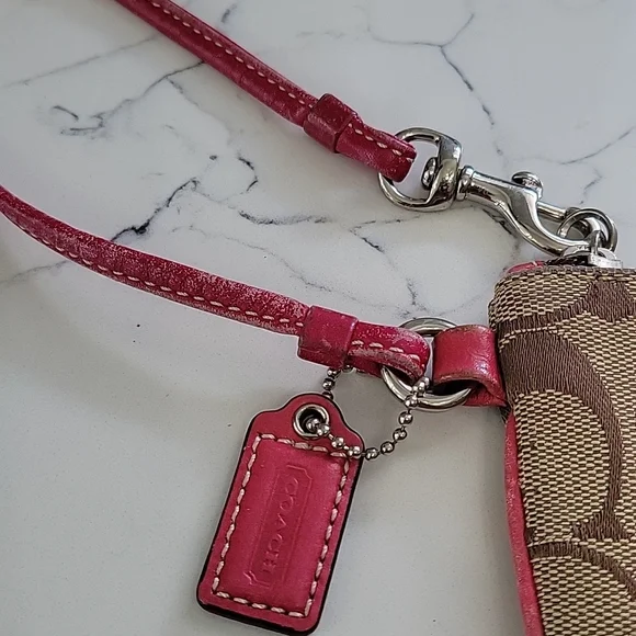Coach wristlet, EUC🎉🎊 hot pink - Picture 3 of 6